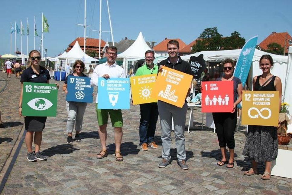 Nachhaltigkeitsmanagerin Lina Koop, Stadtmarketingkoordinatorin Andrea Brunhöber, Holger Kroll (ZVO), Dirk Heckmann (Stadtwerke), Stellvertretender Bürgermeister Sebastian Schmidt, Claudia Falk und Wencke Susemihl von der Nordlicht Agentur präsentieren sieben der insgesamt 17 Ziele für eine nachhaltige Entwicklung.