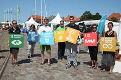 Nachhaltigkeitsmanagerin Lina Koop, Stadtmarketingkoordinatorin Andrea Brunhöber, Holger Kroll (ZVO), Dirk Heckmann (Stadtwerke), Stellvertretender Bürgermeister Sebastian Schmidt, Claudia Falk und Wencke Susemihl von der Nordlicht Agentur präsentieren sieben der insgesamt 17 Ziele für eine nachhaltige Entwicklung.