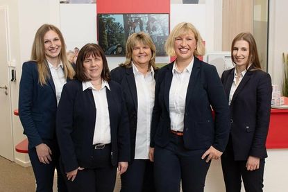 Filialleiterin Janina Oldekop-Timm und ihr Team laden zum „Holsteiner Weihnachtsmarkt“ ein.