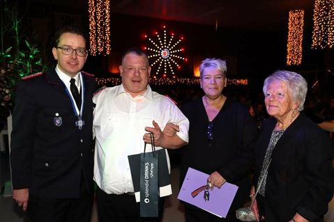V. lks.: Ortswehrführer Jacob Revenstorf, Tombola-Hauptgewinner Markus Milbers sowie das Orgateam der Tombola Nicole Böder und Heidi Oldenburg.