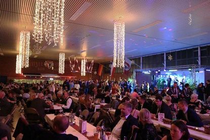 Geselliges Beisammensein und Party in der Gildehalle.