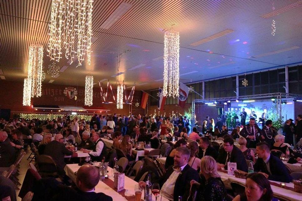 Geselliges Beisammensein und Party in der Gildehalle.