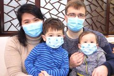 Das Ehepaar Bei Riedel-Wang und Dr. Claas Riedel mit ihren Kindern Leif (3 Jahre) und Oke (11 Monate).