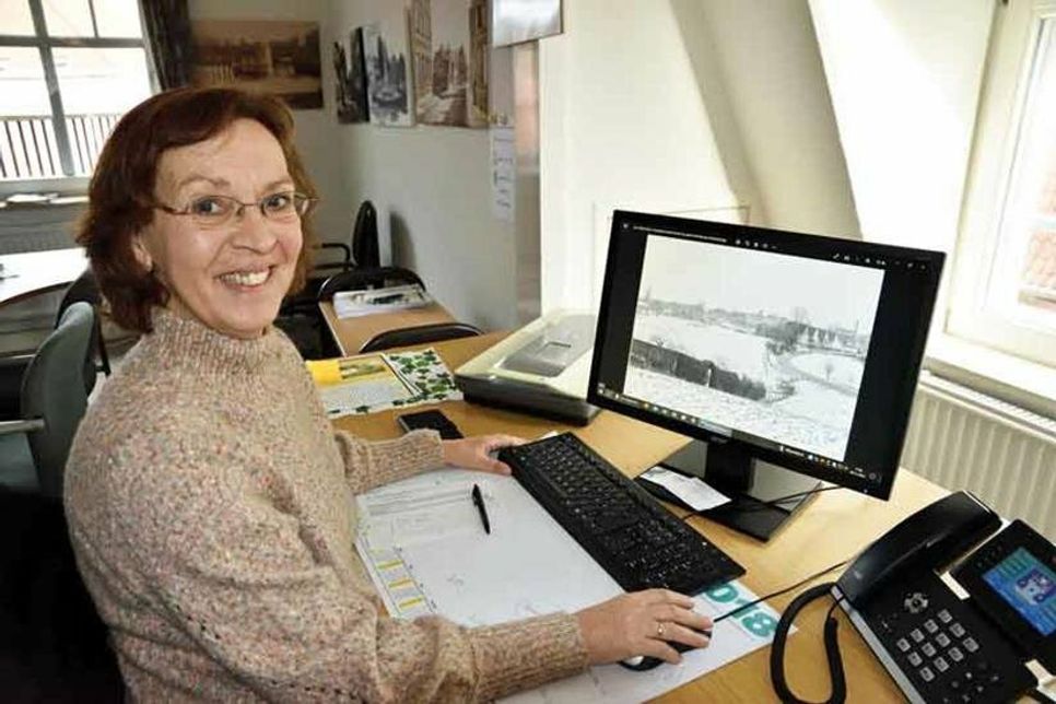 Marion Sohn bearbeitet die Motive für den Historischen Kalender.