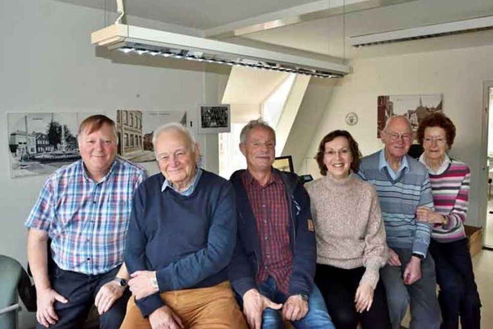 Engagiert sich für die Lokalgeschichte: der Lütjenburger Arbeitskreis Stadtarchiv, (v. l.) Hans-Günter Less, Volker Zillmann, Jochen Sauvant, Marion Sohn, Hartmut und Jutta Tretow (es fehlen Dieter Paustian, Wolfgang Kiel und Dr. Sigurd Zillmann.
