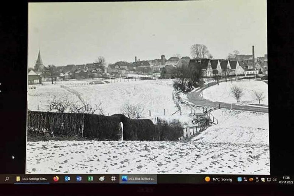 Historisches Foto in der Bildbearbeitung: Noch vor rund drei, vier Generationen war die heutige Fläche um Lütjenburgs Stadtmitte herum weitgehend unbebaut (Blick vom Gojenberg).