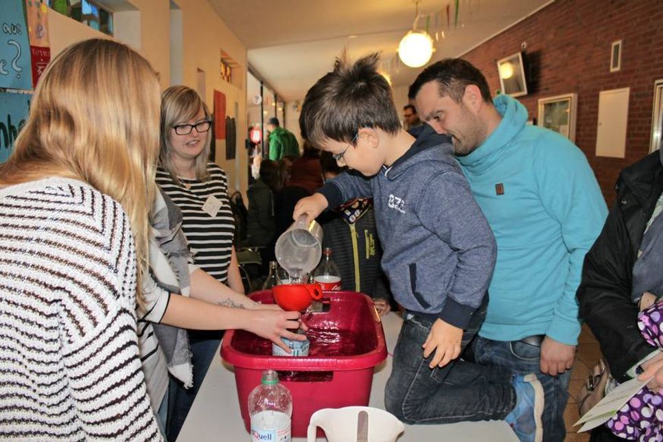 Ganze Familien waren schon vor dem offiziellen Beginn der Mini-Kinderuni an den Experimentier-Stationen zu finden.