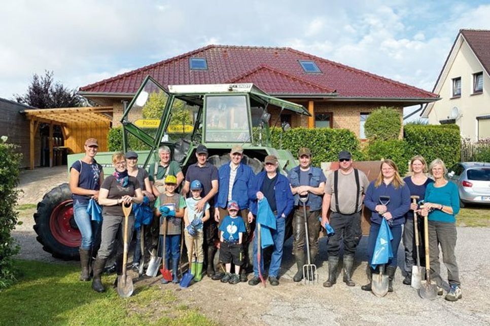 Diese Kesdorferinnen und Kesdorfer packten am vergangenen Samstag an, um die Landschaft vom giftigen Jakobskreuzkraut (JKK) zu befreien. Und um das Thema JKK in den Fokus der Diskussion zu rücken - zum Schutz von Mensch und Tier