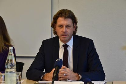 Timmendorfer Strands Bürgermeister Robert Wagner steht seit einigen Monaten in der Kritik. Die Kommunalpolitiker, also fünf der sechs Fraktionen, streben aus diversen Gründen bereits ein Abwahlverfahren an. Dieses könnte bereits in einer vorgezogenen Sitzung der Gemeindevertretung im März in die Wege geleitet werden. Dafür wird lediglich eine Zwei-Drittel-Mehrheit benötigt, die mit den fünf Fraktionen (außer CDU) gegeben ist.