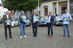 Harald Wiese (Stadtwerke), Alexander Kemper (Autohaus Lange), Sven Muchow (1. Vorsitzender des Gewerbevereins), Markus Hagen (Auto Hagen) und Dennis Herzog (Autohaus Herzog) (v. lks.) freuen sich auf die 8. Automeile am Sonntag.