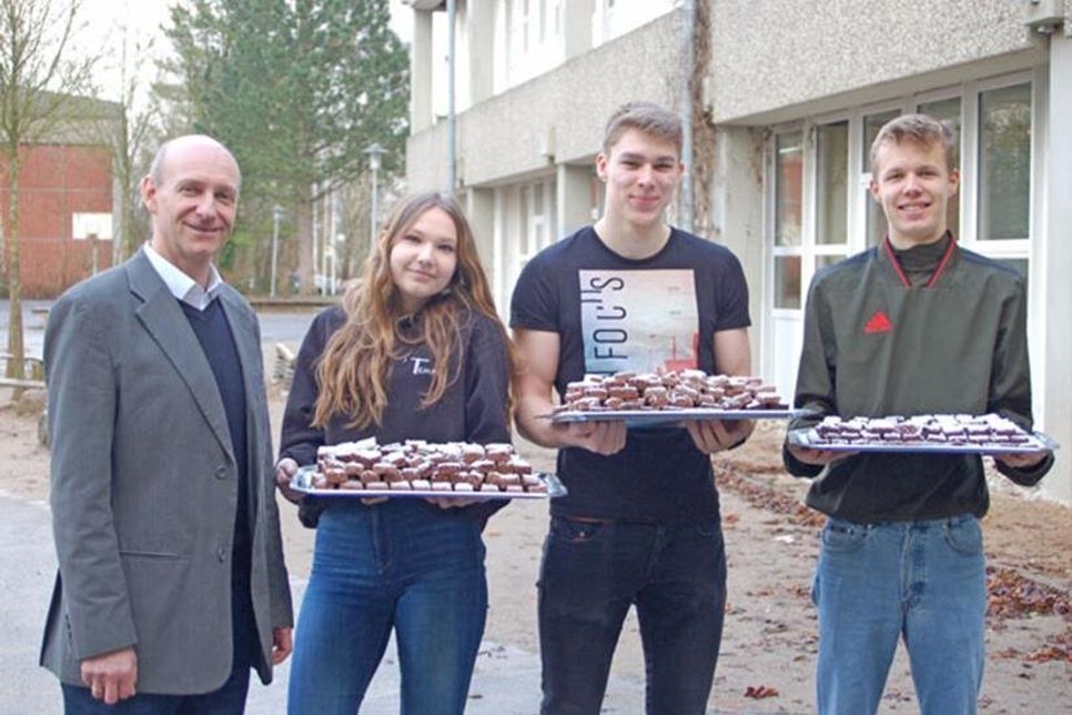 Köstlicher Schokokuchen, ein kleiner Pausensnack – hergestellt natürlich mit fair gehandeltem Kakao. Thorsten Bell freut sich über das Engagement seiner Schüler.