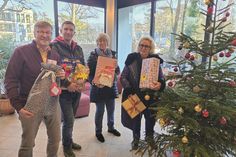 Bürgermeister Sven Partheil-Böhnke bei der Übergabe der Weihnachtsgeschenke vom „Rathaus-Wunschbaum“ an Barbara Bergmann („Kinderherz e.V.“) und Christine Gebauer („Sternenbrücke“, rechts). Einer der letzten Spender war Marcus Loose (2.v.li.) von Loose Immobilien.