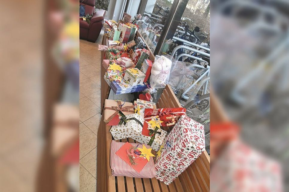 Fast 50 schön verpackte Weihnachtsgeschenke nach der Wunschbaum-Aktion im Timmendorfer Rathaus.