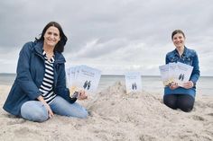 Timmendorfer Strands Marketingleiterin Silke Szymoniak (TSNT GmbH, links) und ihre Kollegin Sonja Wolpers von der TALB präsentieren das neue Herbst- und Winter-Strandmagazin 2021/22.