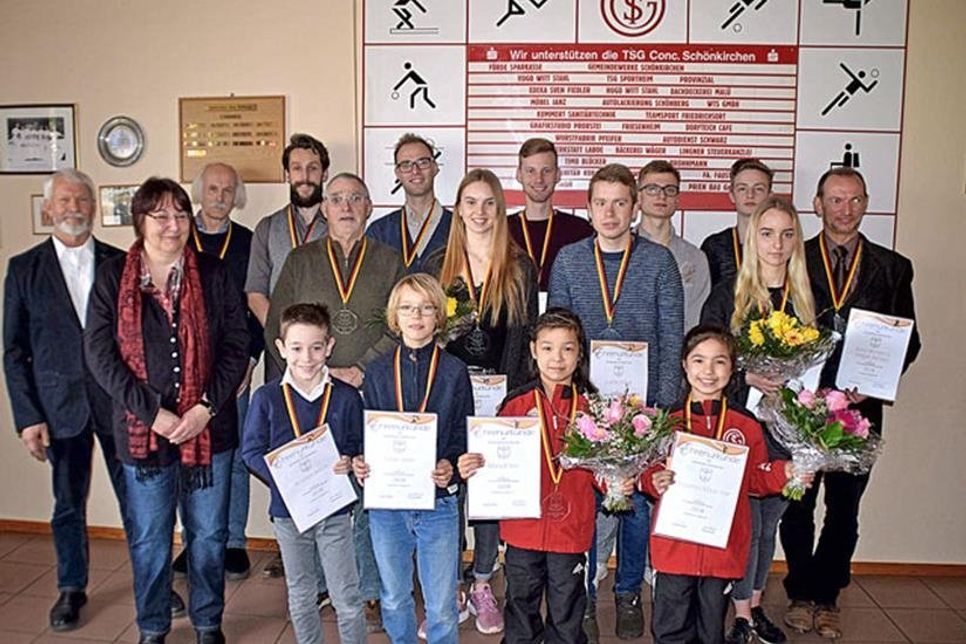 Schönkirchens Sportler des Jahres auf einen Blick. Die Medaillen und Urkunden der Gemeinde überreichten Bürgervorsteher Ernst-Peter Schütt und Andrea Hoppe-Kossak (links) vom zuständigen Fachausschuss.