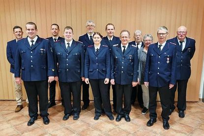 Bürgermeister Thomas Keller, neuer stv. Wehrführer Christoph Hardt,  Gemeindewehrführer Christian Ziemann, Marc Hollweck, alter und neuer Wehrführer Thomas Harnack, Jana Eickernjäger, Matthias Hedicke, Jens Mommsen, Harro Martinßen, Bürgervorsteherin Gaby Spiller, Stefan Georgi-Scholl und der aktuelle stv. Wehrführer Detlef Hardt.