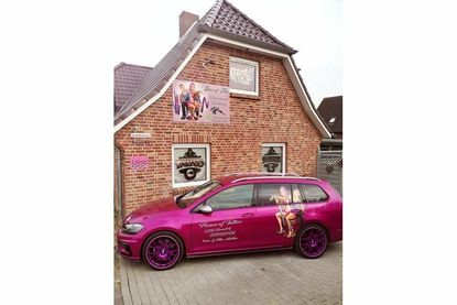Das Tattoostudio in Harmsdorf samt Firmenwagen.