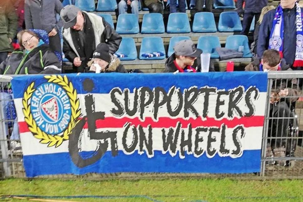 Holsteins Rolli-Fans nebst neuem Banner.