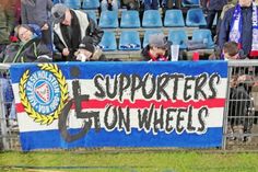 Holsteins Rolli-Fans nebst neuem Banner.