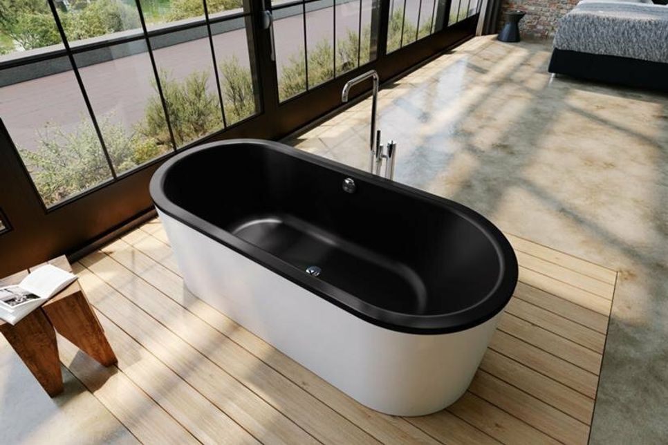 Himmlische Erholung auf Erden: Das kann ein Wannenbad bieten, wenn das richtige Design ins Spiel kommt. Freistehende Modelle für zwei und gerne in Bicolor liegen im Trend. Und bitte mitten im Raum – zum königlichen Hof halten.