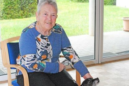 Hannelore Bösinger mit ihrem Hund. „Schön, dass ich Benny mitbringen darf“.