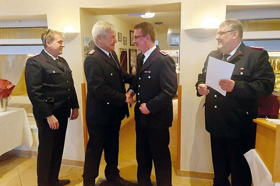 Jugendwart Mirco Babin (2.v.re.) wurde bei der Jahreshauptversammlung der Jugendfeuerwehr Timmendorfer Strand zum Hauptlöschmeister 2 Sterne befördert.
