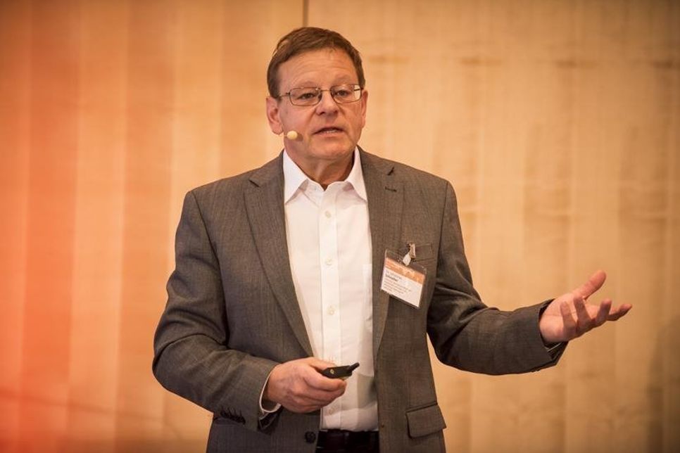 Dr. Johannes Schneller stellt Ergebnisse der Leserakzeptanzstudie vor. Foto: BVDA / Bernd Brundert