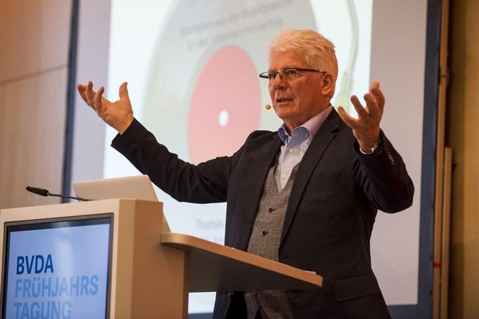 Thomas M. Stein zeigt auf, wie Changeprozesse erfolgreich bewältigt werden. Foto: BVDA / Bernd Brundert