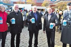 Marianne Birkmann (Kreis Ostholstein), Kreispräsident Harald Werner, Bürgervorsteher Dieter Holst, Bürgermeister Carsten Behnk und Bataillonskommandeur Dr. Hendrik Hoffmann sammelten zum Auftakt gemeinsam auf dem Eutiner Wochenmarkt.