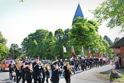 Los ging‘s am Morgen an der Basilika zu Klängen vom Feuerwehrmusikzug der Gemeinde Grömitz.