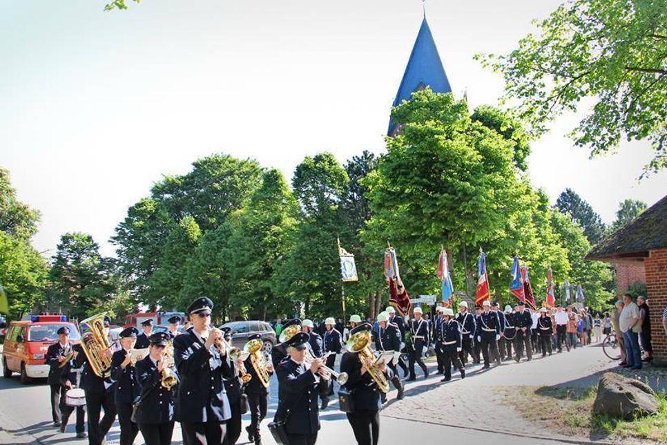 Los ging‘s am Morgen an der Basilika zu Klängen vom Feuerwehrmusikzug der Gemeinde Grömitz.
