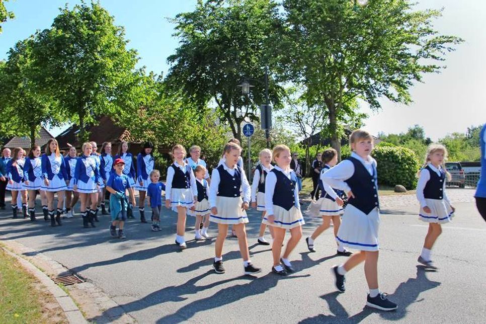 Die Garden beim Marsch durch die Straßen.