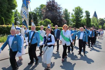 Sonne und strahlende Gesichter beim morgendlichen Festumzug durch Altenkrempe.