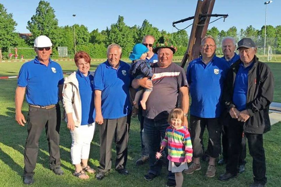 Karl-Friedrich Rutig (Mi. mit Blumenkrone) ist neuer Bürgerkönig von Altenkrempe.