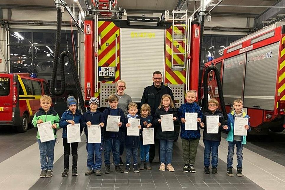 Alle zehn Nachwuchsretter konnten im Anschluss an die Prüfung mit einer Urkunde und einem Kinderflamme-Anstecker für die Stufe 1 ausgezeichnet werden.