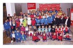 Die Gewinner-Mannschaften 2018 aus dem nördlichen Ostholstein. Insgesamt haben 120 Kinder- und Jugendmannschaften aus dem Geschäftsgebiet der Sparkasse Holstein bei der letztjährigen Trikotaktion neue Sportbekleidung erhalten. Nun startet die Aktion in eine neue Runde. (Foto: Sparkasse/hfr)