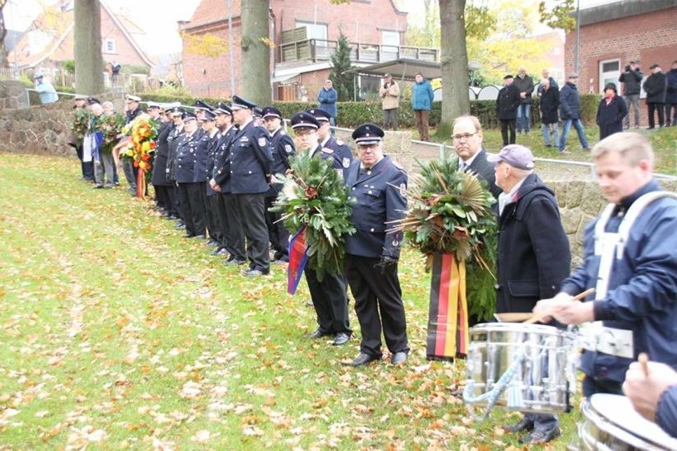 Die Delegationen bei der Kranzniederlegung am Heisterbusch.