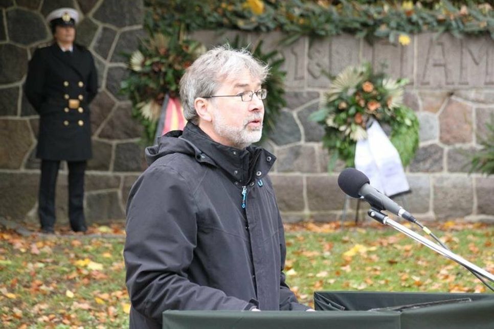 Schulleiter der Schule an Rosengarten Hans-Peter Hopp fand bewegende Worte am Ehrendenkmal.