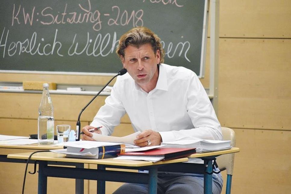Timmendorfer Strands Bürgermeister Robert Wagner (42), hier während der letzten Sitzung der Gemeindevertretung, bleibt vorerst im Amt.