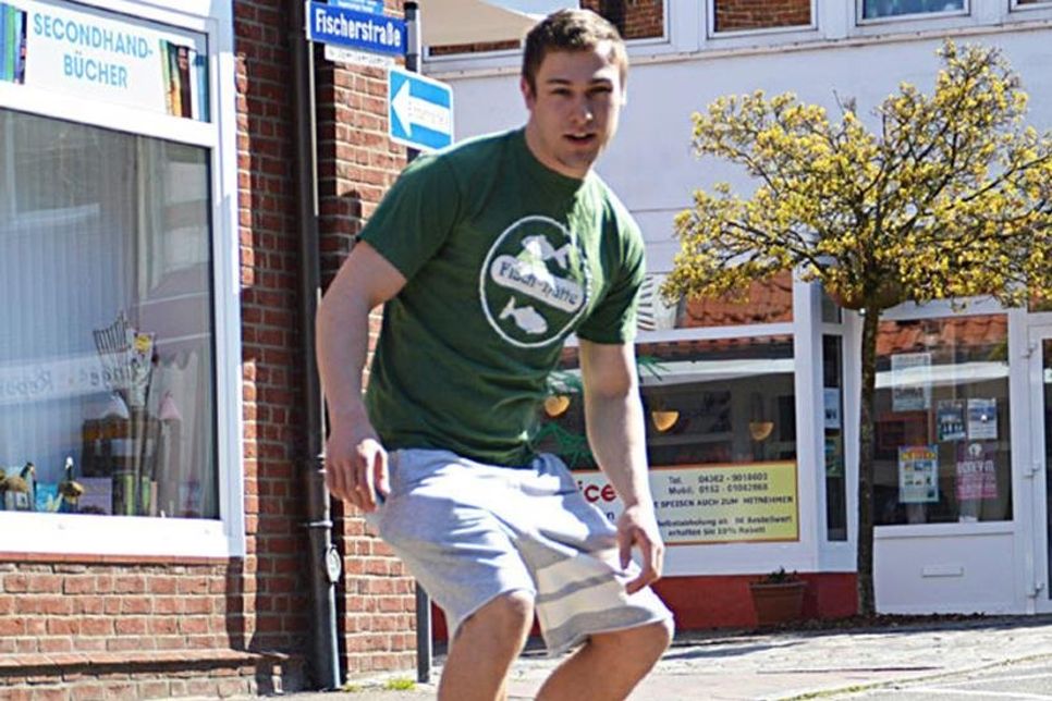 Ein leichtes Warm-up in der Heiligenhafener Fischerstraße. Seit dem 1. Mai ist Michel Ragnow mit seinem Longboard dann auf großer Tour.