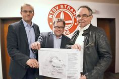 Frank Schröder (v.li.), Udo Brechtel und Andreas Block vom NTSV sprechen sich für die ETC-Sanierung aus, aber zeigen dabei den Konzeptplan für die Strandarena und bitten darum, diese Sanierung nicht aus den Augen zu verlieren. (Foto: René Kleinschmidt)
