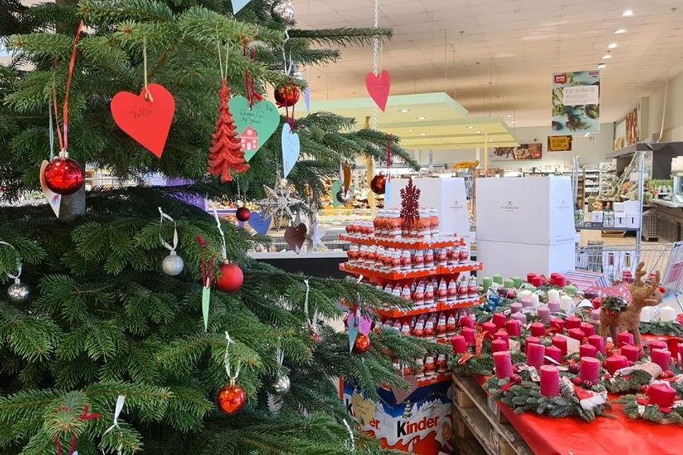 Der Wunschbaum steht bei Rewe Haase in der Sierksdorfer Straße.