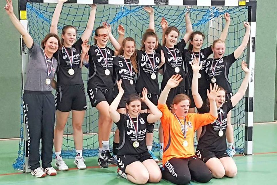 Grube. Die C-Mädchen der HSG Wagrien I sicherten sich den Titel des Regionsmeisters 2015/16 im Handball. Das Team um Kerstin Johnsen holte sich schon in der Vorrunde Platz 1 und wurde mit 30:2 Punkten Ostholsteinmeister. In der Hauptrunde wurde nun Platz 1 bis 30 mit Mannschaften aus anderen Regionen ausgespielt. Drei Turniere wurden in Grube, Schwarzenbek und Bad Oldesloe ausgetragen, in denen sich die HSG-Mädels jeweils ungeschlagen den ersten Platz erkämpften. (red)