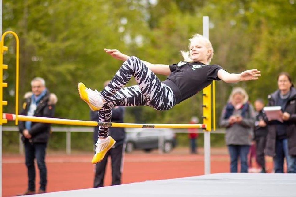 Milla Hoff beim Hochsprung.