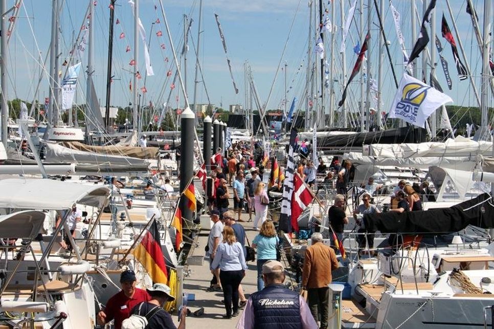 Farbenfrohen Flaggen, Wimpel und Fahnen auf den Yachten und an den Stegen geben der Veranstaltung jedes Jahr eine besondere Note.