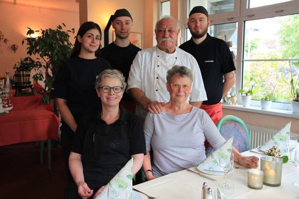 Sie verwöhnen ihre Gäste mit frischen und original italienischen Gaumenschmeichlern: Ulrike Tautz, Vanessa, Patrick Madeja, Sabine Lagrasta, Antonio Lagrasta und Marcel Alte (v. lks.).