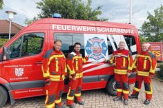 Sebastian und Malte Levgrün (rechts) präsentieren mit Gemeindewehrführer Patrick Bönig und seinem Stellvertreter Markus Rabe (links) das neue Feuerwehr-Patch der Feuerwehr Scharbeutz.