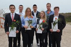 Die stolzen Absolventen sind: Felix Kruse (Anlagenmechaniker für Sanitär-, Heizungs- und Klimatechnik), Andre Hansen (Elektroniker für Energie und Gebäudetechnik), Filloreta Hyseni (Zahnmedizinische Fachangestellte), Ruben Ccahua (Verfahrensmechaniker), Nina Bork (Medizinische Fachangestellte), Jannes H. Haß (Kfz-Mechatroniker) und Alex Deimut (Kfz-Mechatroniker) (v. lks.).