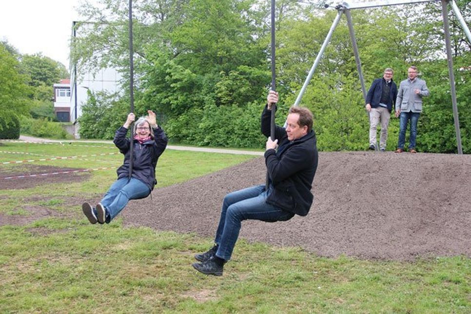 Die Stadtverordneten Frau Petersen-Sauren und Wolfgang Seidel testen die neue Seilbahn.