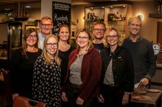 Das Team des Ostsee Magazins vorne: Julia Prange (OHT), Katja Lauritzen (OHT), Ulrike Pech (ulrikepech kommunikation), hinten: Constanze von Rauschenbach (Rauschenbach Design), Michael Scheil, Wiebke Sell, Sven Muchow (alle der reporter/Balticum Verlag), Oliver Franke (Fotograf). Das Bild entstand vor der Corona-Pandemie. Foto: www.ostsee-schleswig-holstein.de